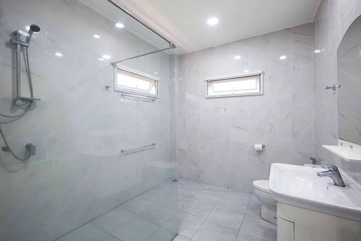 Bathroom in the one-bedroom apartment in Yanui