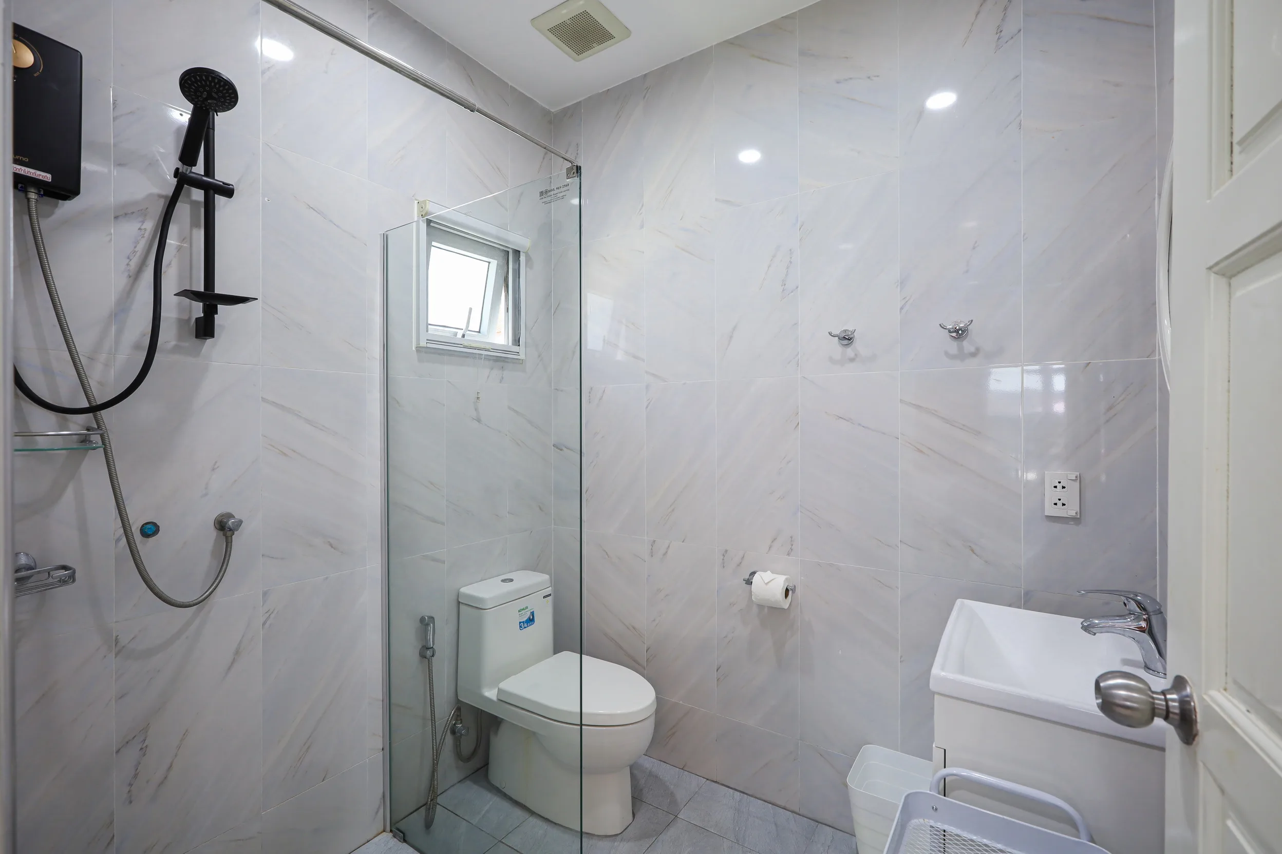 Modern bathroom inside the Yanui studio apartment
