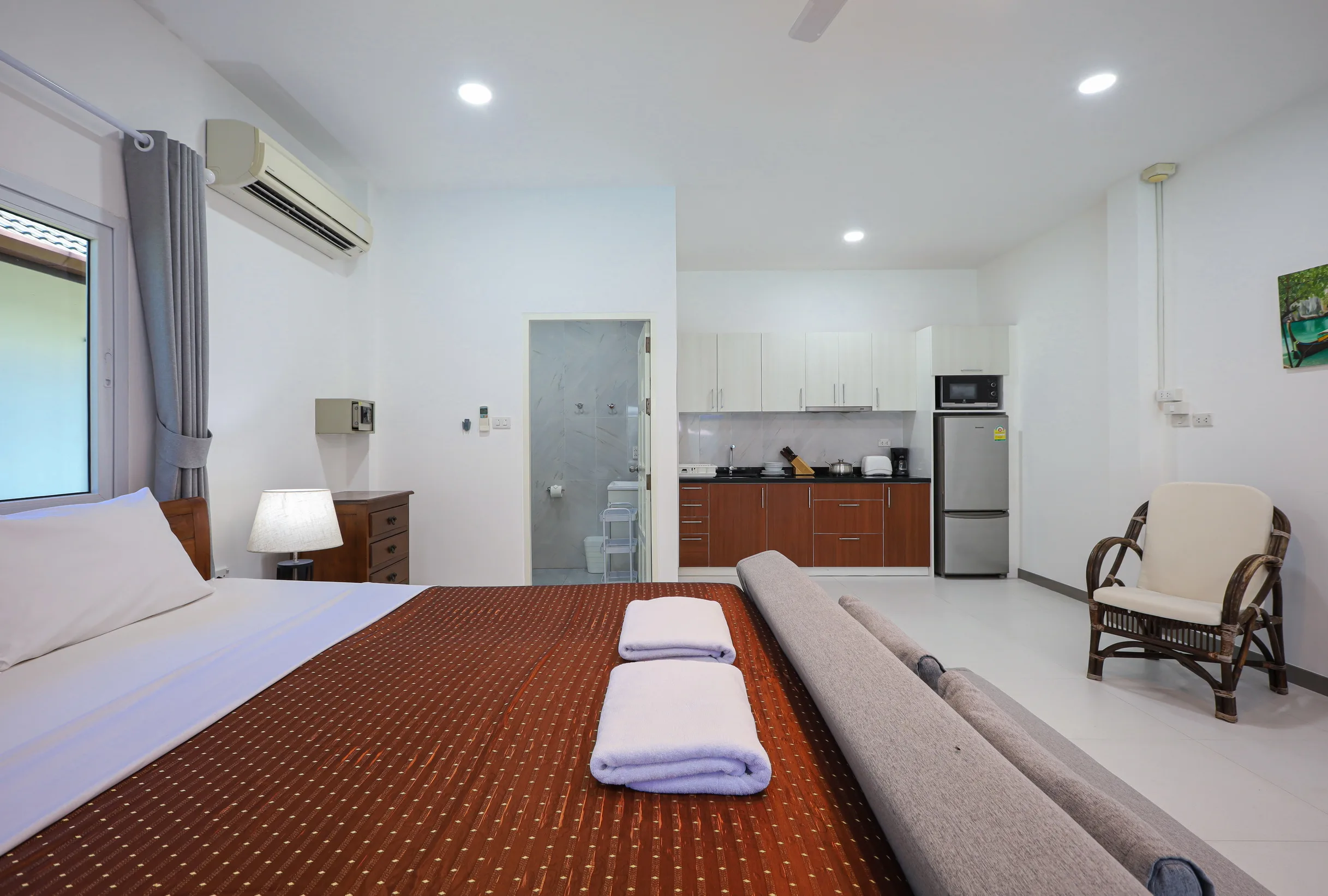 Open-plan studio with king bed and kitchenette in Yanui