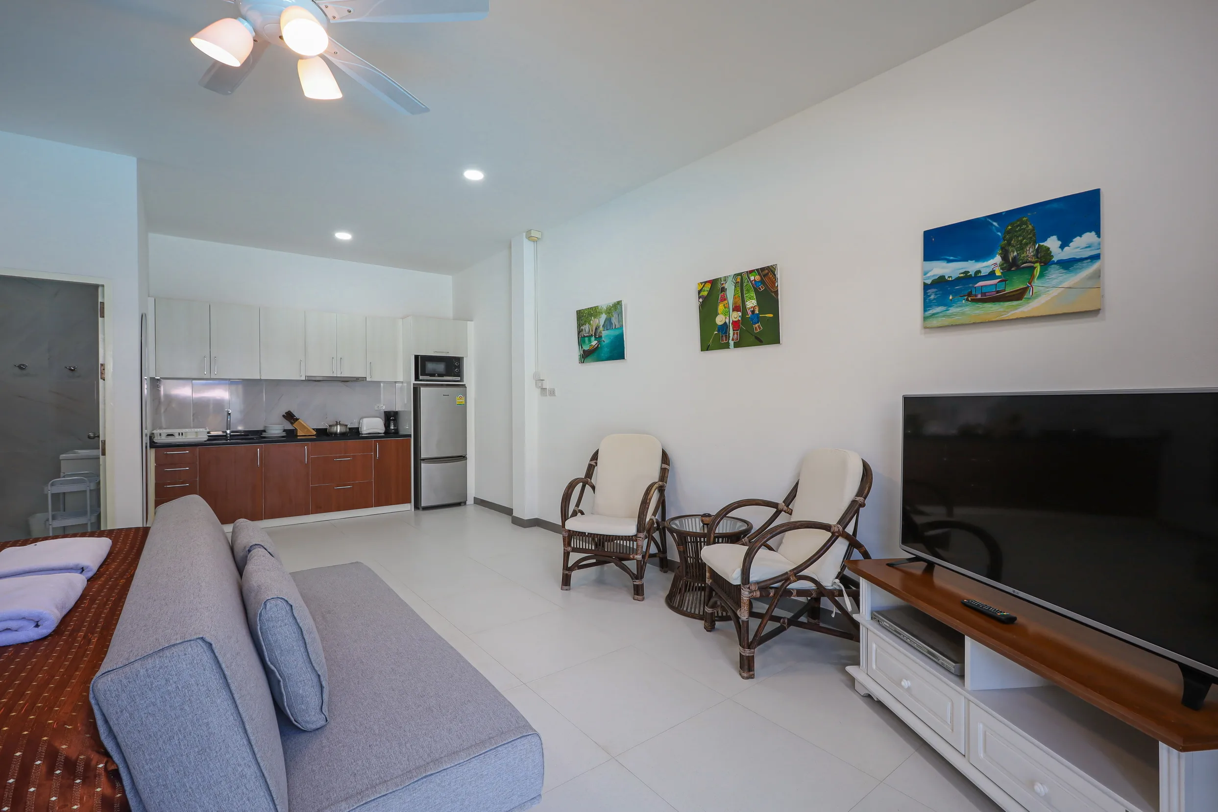 Studio living area with TV and seating in Yanui