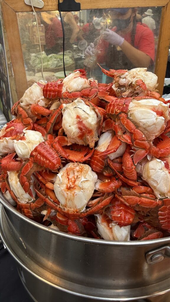 Freshly steamed small crabs served on a plate, a popular Thai seafood delicacy.