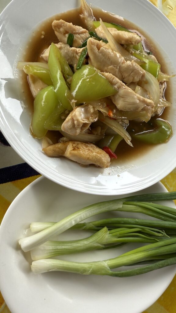 Thai-style stir-fried chicken with green pepper and savory sauce.